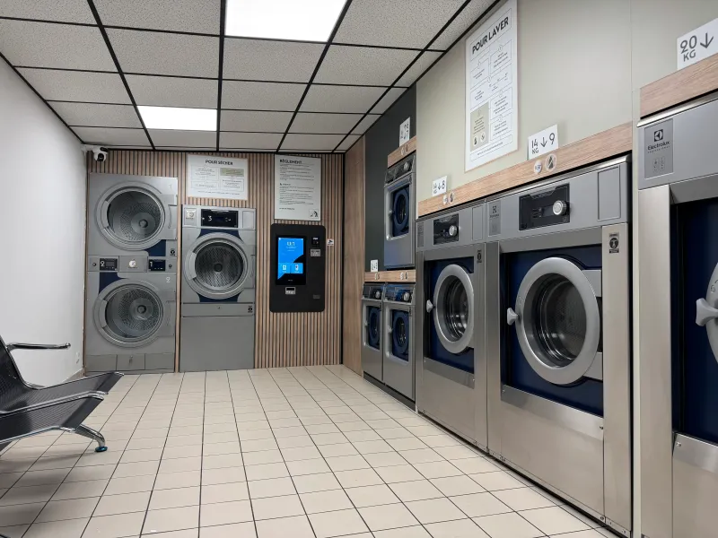 Intérieur de la laverie Lens avec machines modernes